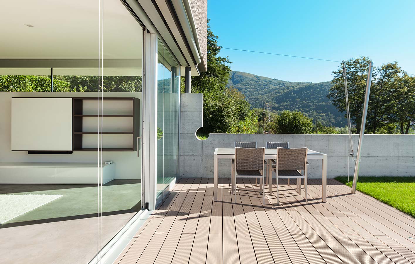 moderne Terrasse aus WPC - mit Gartenmöbeln